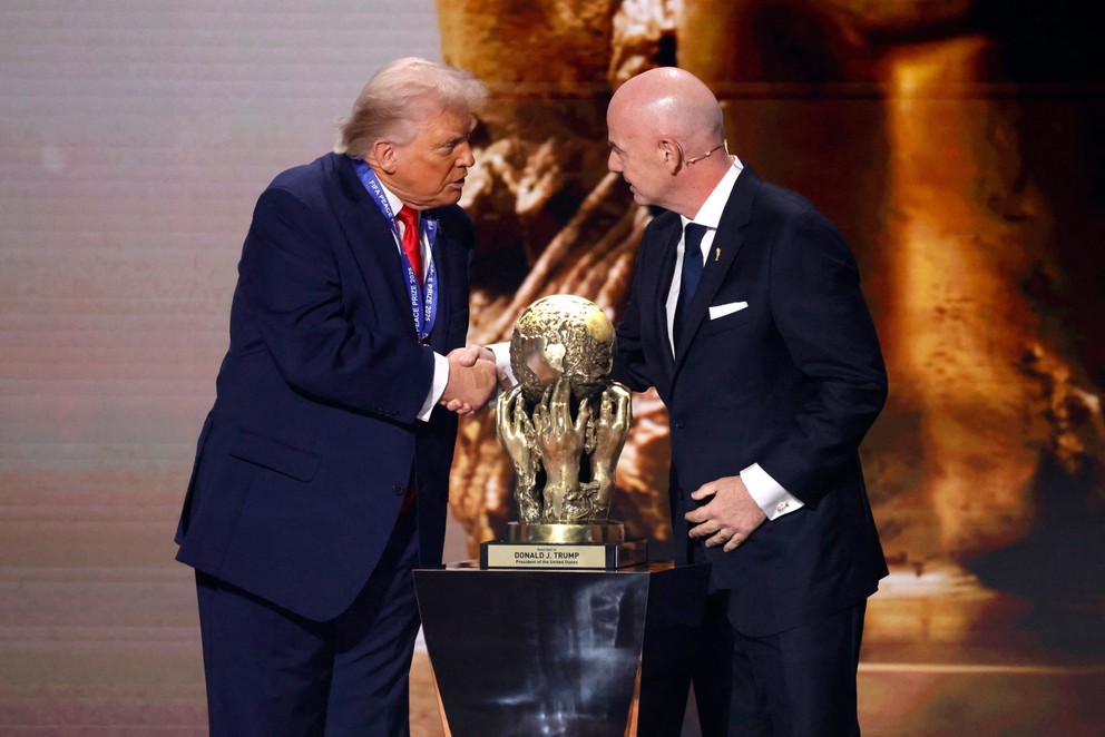 Donald Trump si v decembri 2005 prevzal od Gianniho Infantina Cenu mieru FIFA.