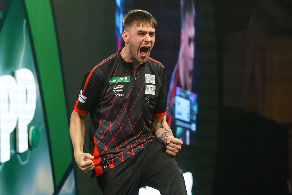 Radostné gesto anglického šípkara Doma Taylora počas MS 2026.