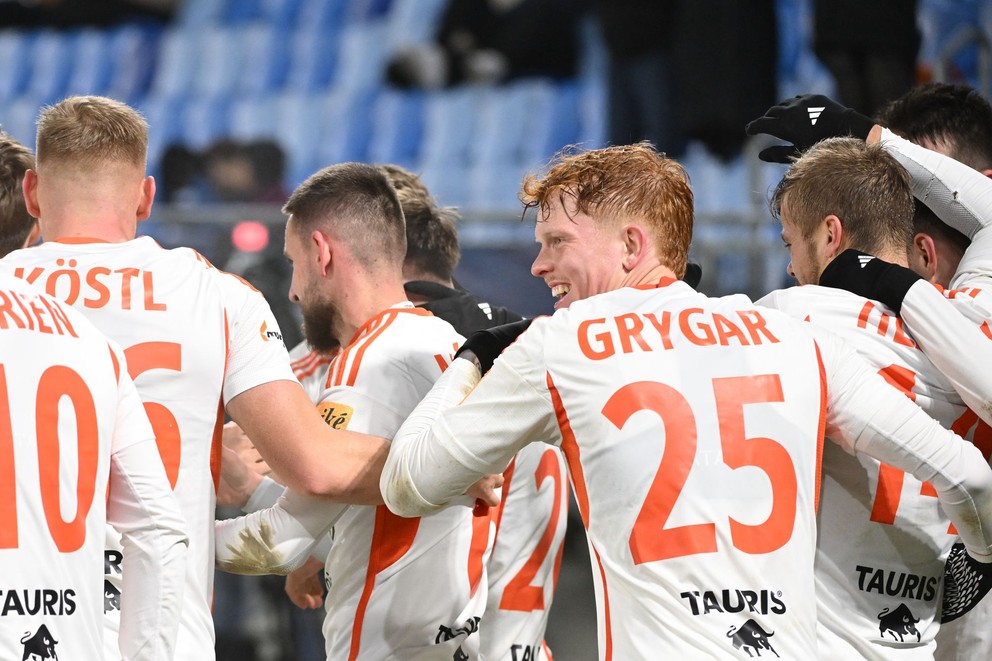 Na snímke hráči Ružomberka sa tešia z gólu.
