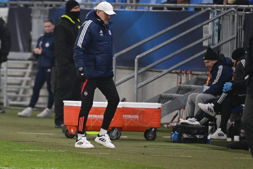 Na snímke tréner Slovana Vladimír Weiss st. (uprostred) reaguje počas dohrávky 10. kola futbalovej Niké ligy ŠK Slovan Bratislava – MFK Ružomberok.