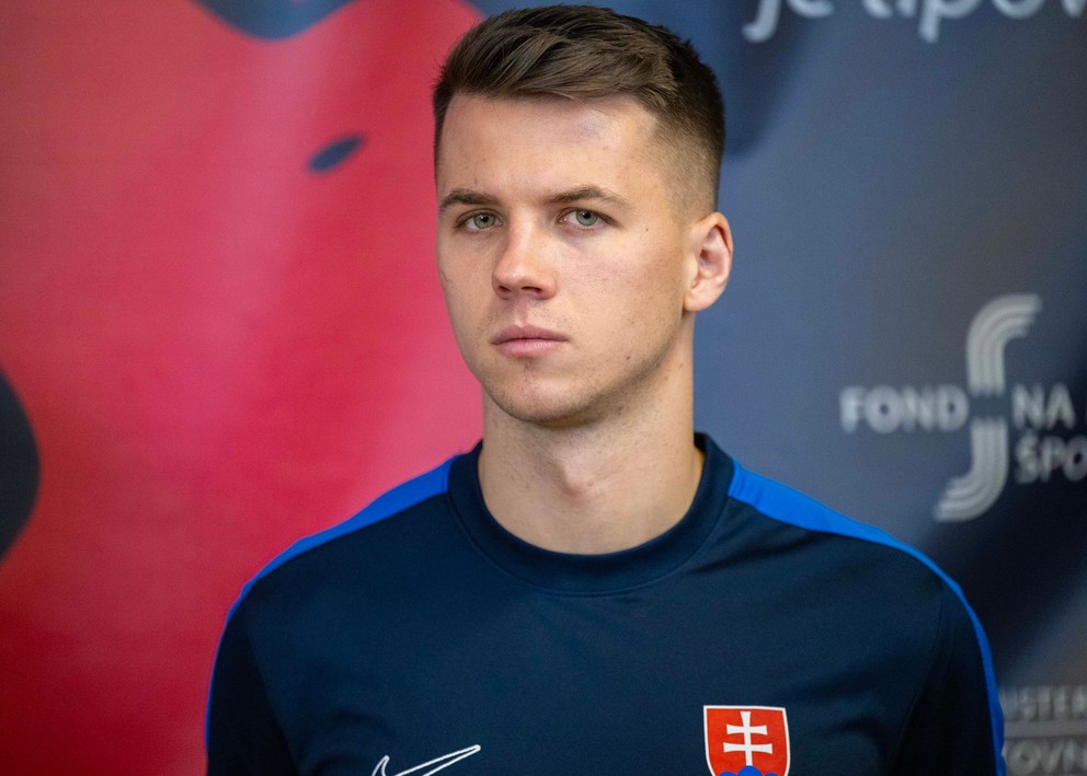 Na snímke reprezentant SR v malom futbale Matej Chorvát počas tlačovej konferencie organizačného tímu EMF EURO 2026.