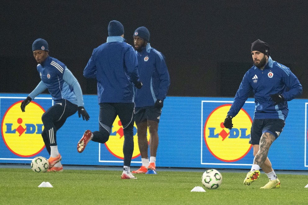Na snímke hráč ŠK Slovan Bratislava Tigran Barseghjan (vpravo) počas tréningu pred stretnutím.