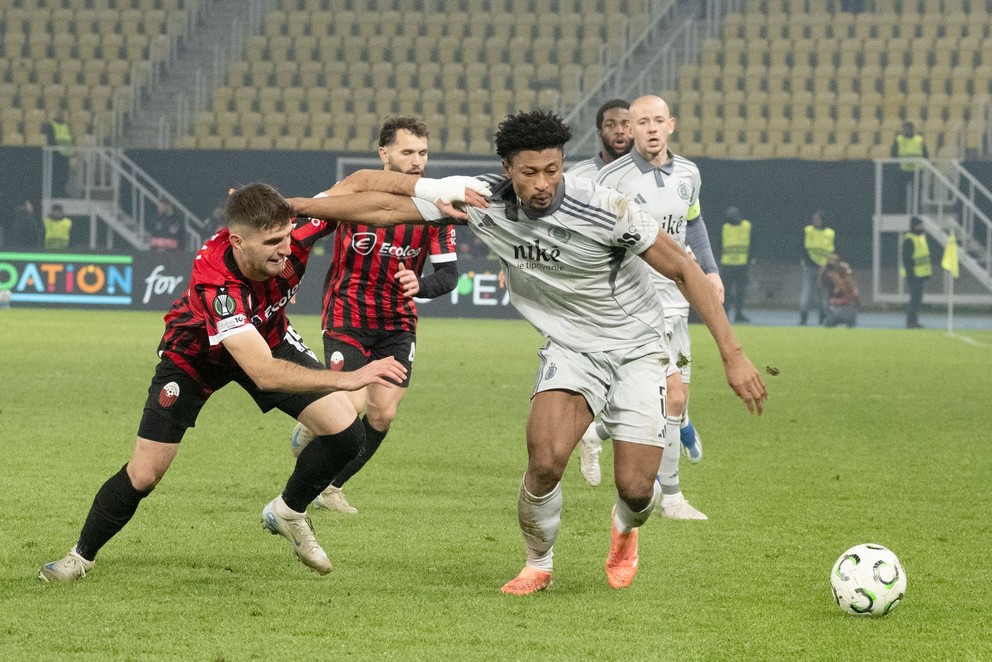 Na snímke vľavo Imran Fetai (Škendija) a vpravo Rahim Ibrahim (Slovan) počas stretnutia 5. kola ligovej fázy Konferenčnej ligy UEFA FK Škendija Tetovo - ŠK Slovan Bratislava 11. decembra 2025 v Skopje.