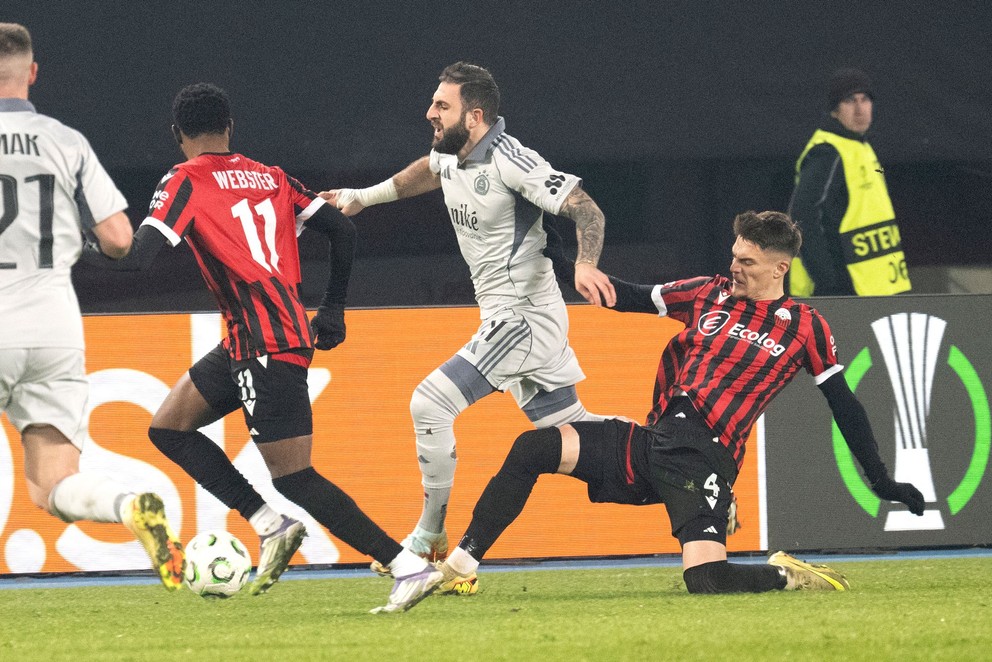 Na snímke uprostred Tigran Barseghjan (Slovan), vpravo Arbin Zejnullai a vľavo Ronaldo Webster (obaja Škendija) počas stretnutia 5. kola ligovej fázy Konferenčnej ligy UEFA FK Škendija Tetovo - ŠK Slovan Bratislava.