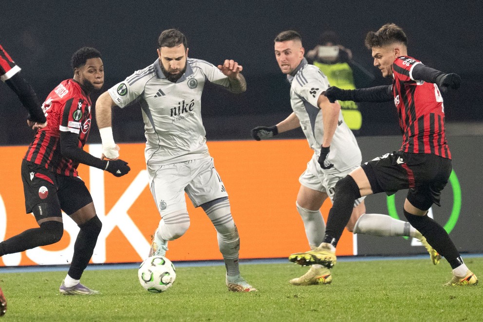 Na snímke uprostred Tigran Barsehjan (Slovan) počas stretnutia 5. kola ligovej fázy Konferenčnej ligy UEFA FK Škendija Tetovo - ŠK Slovan Bratislava 11. decembra 2025 v Skopje.
