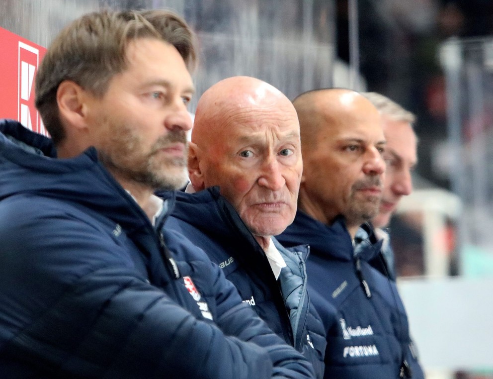 Tréner Craig Ramsay (uprostred) naposledy na lavičke slovenskej hokejovej reprezentácie.