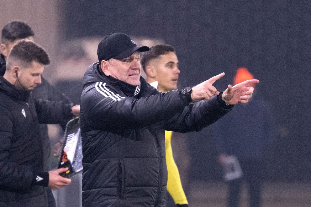 Na snímke tréner Slovana Vladimír Weiss st.