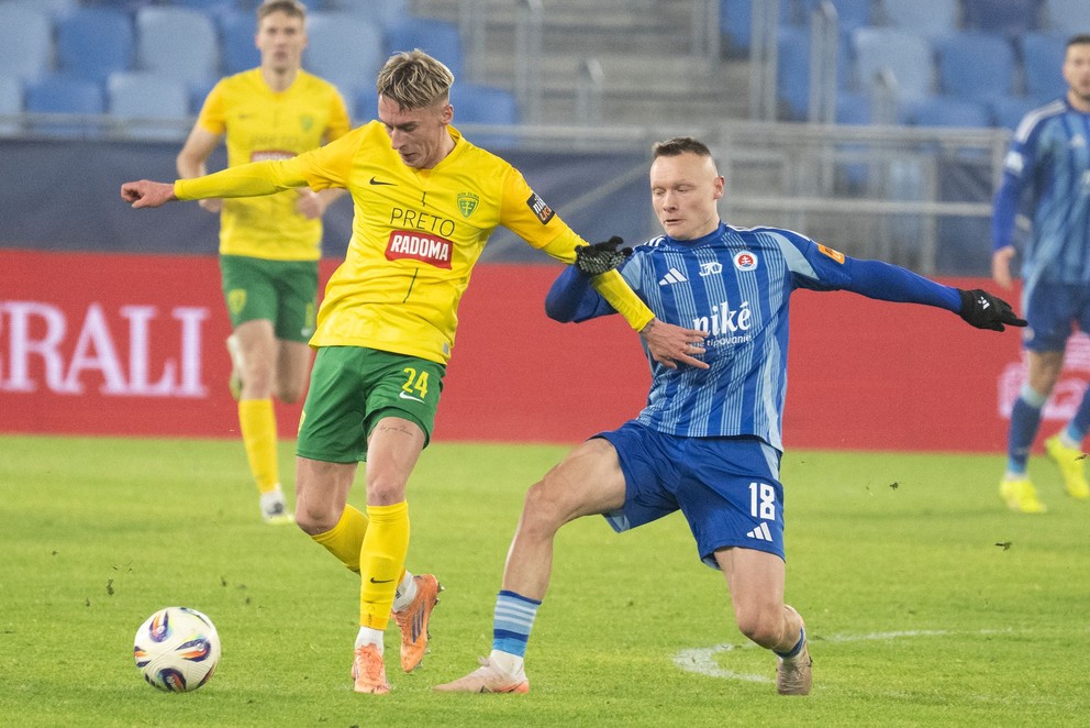 Na snímke uprostred Nino Marcelli (Slovan) a druhý vľavo Samuel Ďatko (Žilina) bojujú o loptu počas stretnutia 18. kola Niké ligy ŠK Slovan Bratislava - MŠK Žilina.
