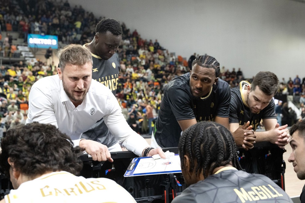 Tréner Levíc Michal Madzin v záverečnom 6. kole skupinovej fázy LM F-skupiny Patrioti Levice - VEF Riga.