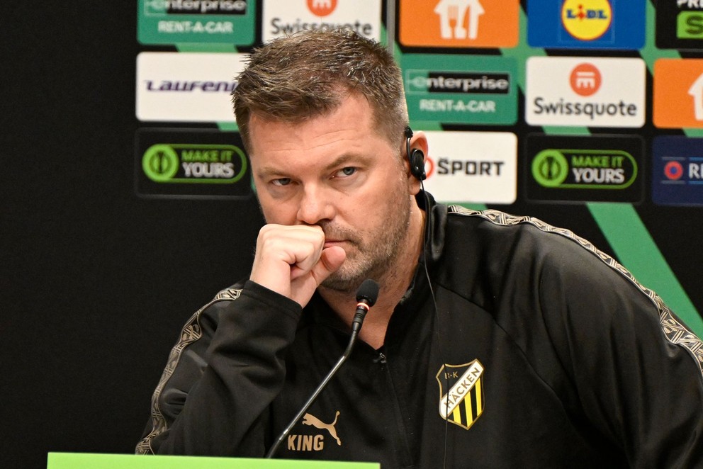 Na snímke tréner švédskeho tímu BK Häcken Jens Gustafsson počas tlačovej konferencie pred štvrtkovým zápasom 6. kola ligovej fázy Konferenčnej ligy ŠK Slovan Bratislava - BK Häcken.