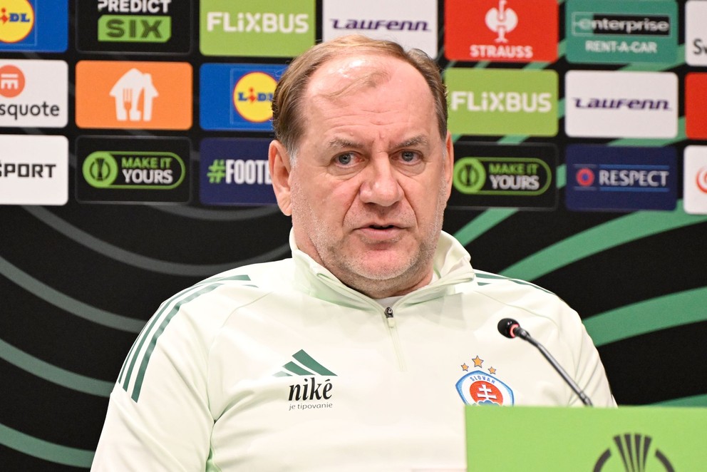 Na snímke tréner ŠK Slovan Bratislava Vladimír Weiss st. počas tlačovej konferencie pred štvrtkovým zápasom 6. kola ligovej fázy Konferenčnej ligy ŠK Slovan Bratislava - BK Häcken v Bratislave.