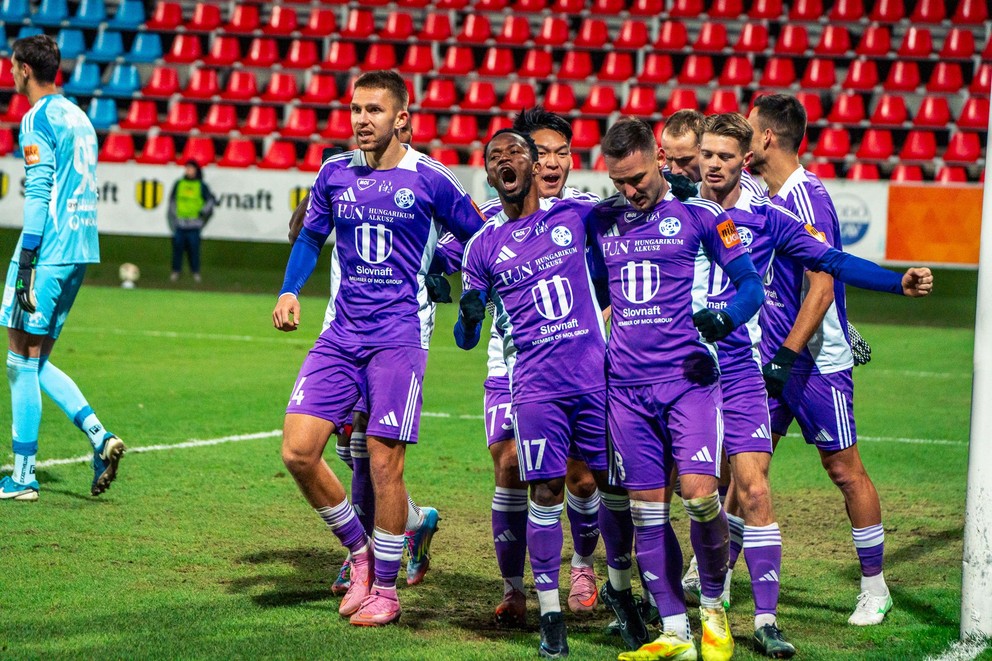 Hráči KFC Komárno po góle Kamerunčana Bayemiho.