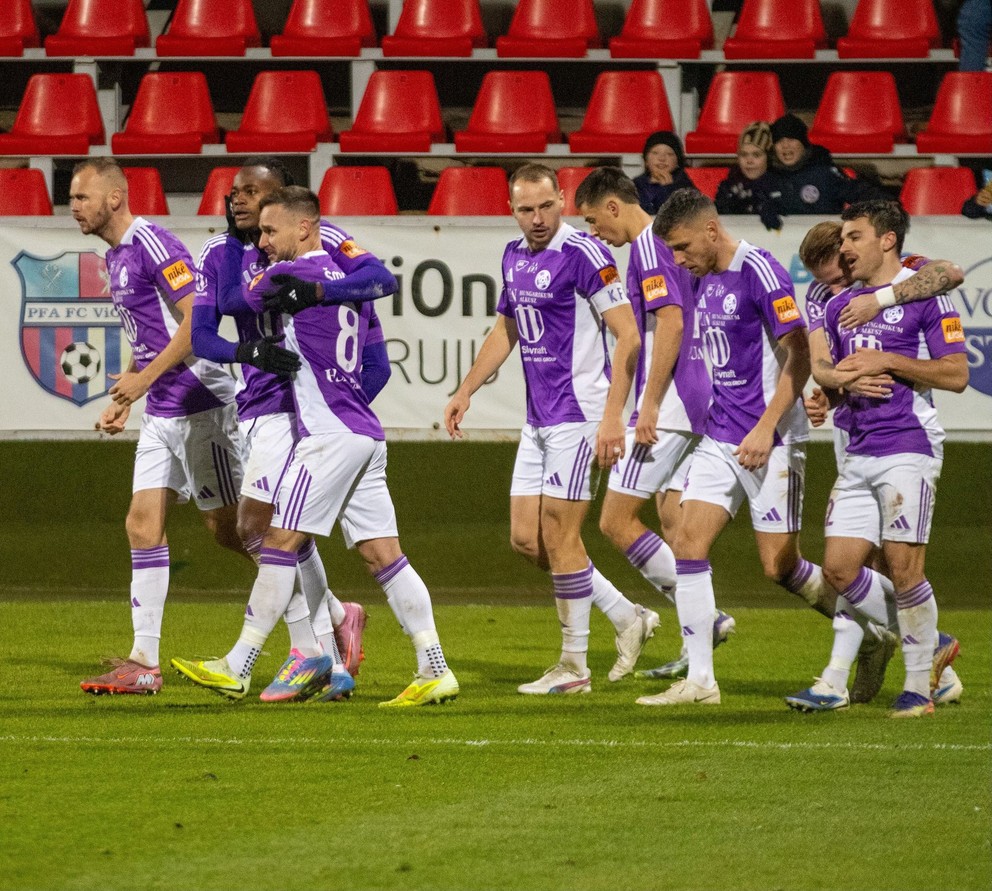 Vľavo v objatí strelci Komárna Konžan Elvis Mashike a Šimon Šmehyl (8).