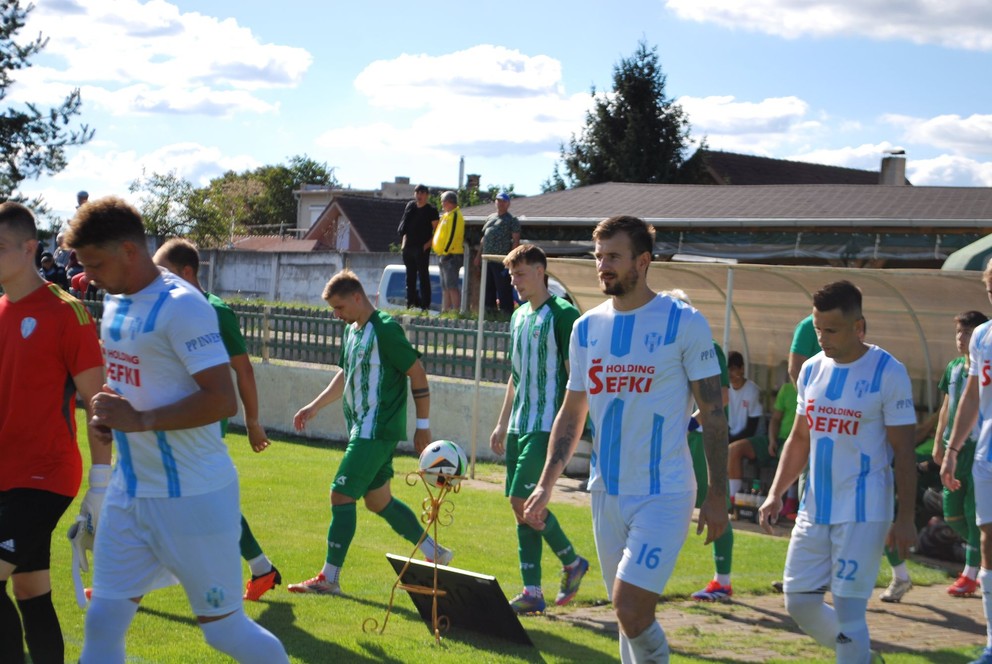 V Tvrdošovciach (2:1) nepremenil jednu šancu zdolaného AC aj Miloš Šimončič (prvý zľava v bielom).