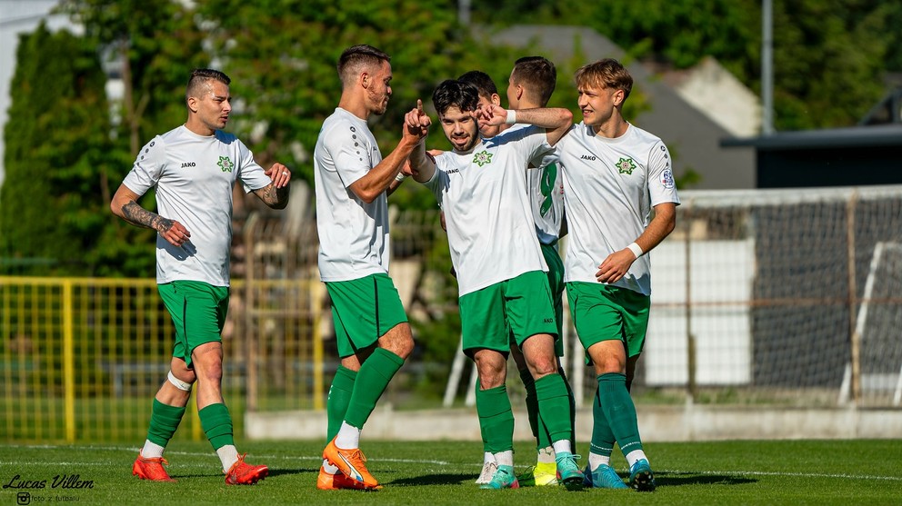 Matej Palacka (tretí zľava) pri oslave gólu.