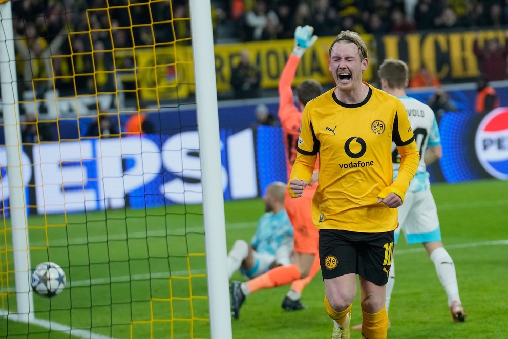 Hráč Dortmundu Julian Brandt sa tesisleri z druhého gólu v zápase.
