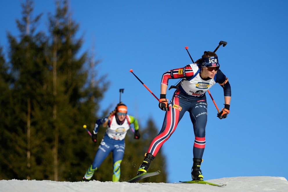 Nórska biatlonistka Karoline Offigstad Knottenová počas pretekov v Hochfilzene 2025.