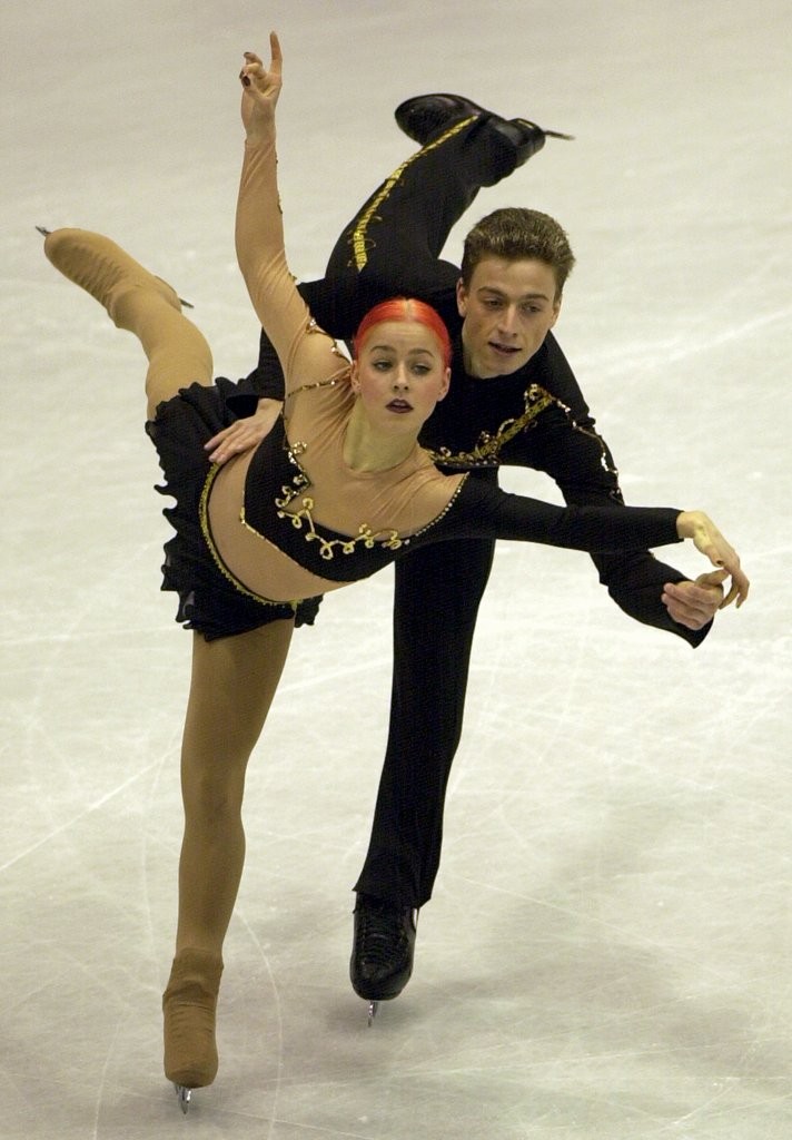 Slovenskí reprezentanti Oľga Beständigová a Jozef Beständig  počas vystúpenia v súťaži športových dvojíc na ME v krasokorčuľovaní 24. januára 2001 v Bratislave. 