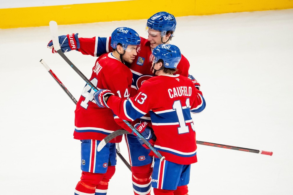 Nick Suzuki, Juraj Slafkovský a Cole Caufield sa radujú z gólu.