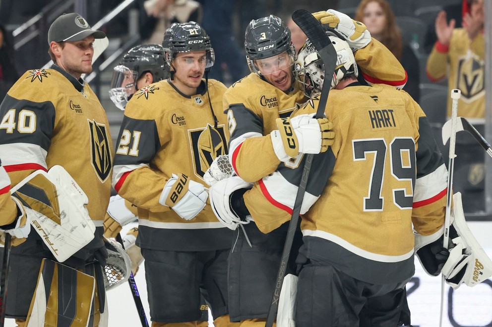 Radsoť hráčov Vegas Golden Knights s brankárom Carterom Hartom (79).