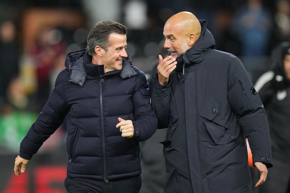 Tréneri Marco Silva (vľavo) a Pep Guardiola po zápase Fulham - Manchester City.
