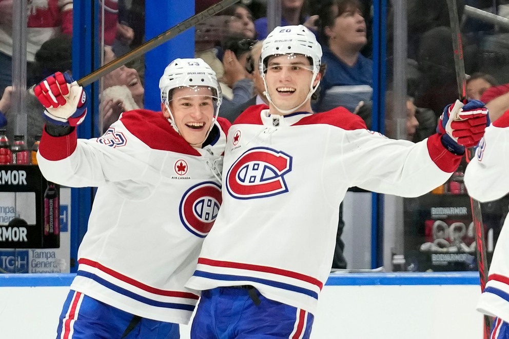 Ivan Demidov (vľavo) a jeho spoluhráč Juraj Slafkovský (vpravo) oslavujú strelený gól.