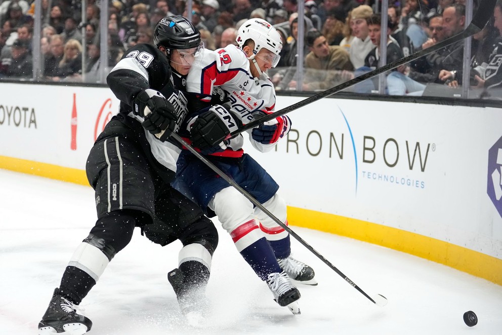 Hráč Los Angeles Kings Jeff Malott (vľavo) a obranca Washington Capitals Martin Fehérváry bojujú o puk počas druhej tretiny zápasu NHL.