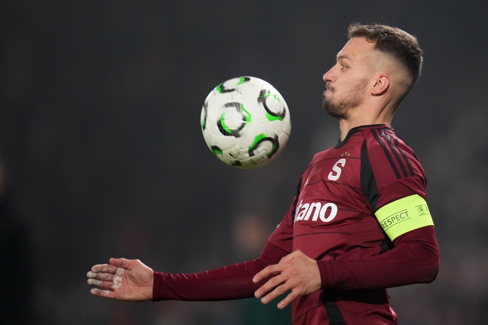 Slovenský futbalista Lukáš Haraslín zo Sparty Praha kontroluje loptu.