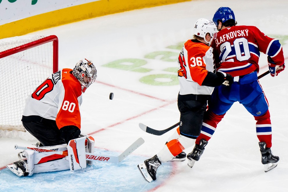 Brankár Philadelphia Flyers Dan Vladar (80) zasahuje pri strele Juraja Slafkovského (20) z Montreal Canadiens.