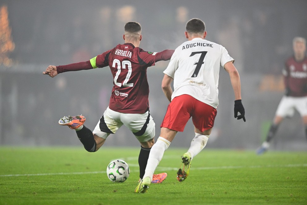 Lukáš Haraslín strieľa druhý gól Sparty Praha proti Aberdeenu.