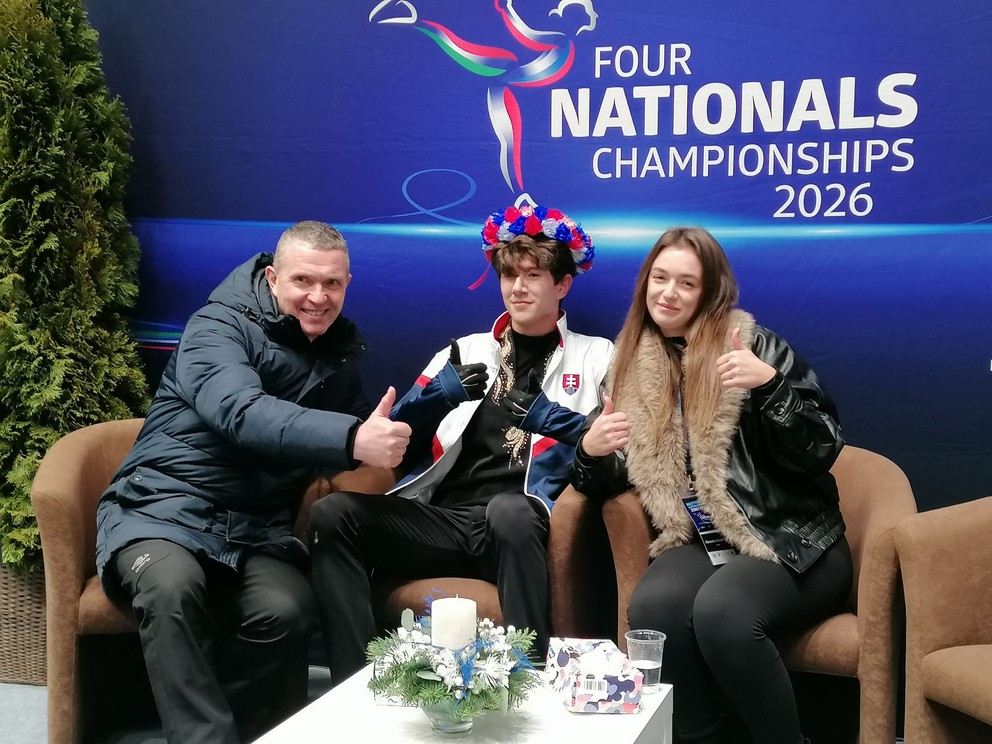 Adam Hagara po voľnej jazde na majstrovstvách štyroch krajín v Prešove s trénermi Vladimírom Dvojnikovom a Alexandrou Hagarovou.