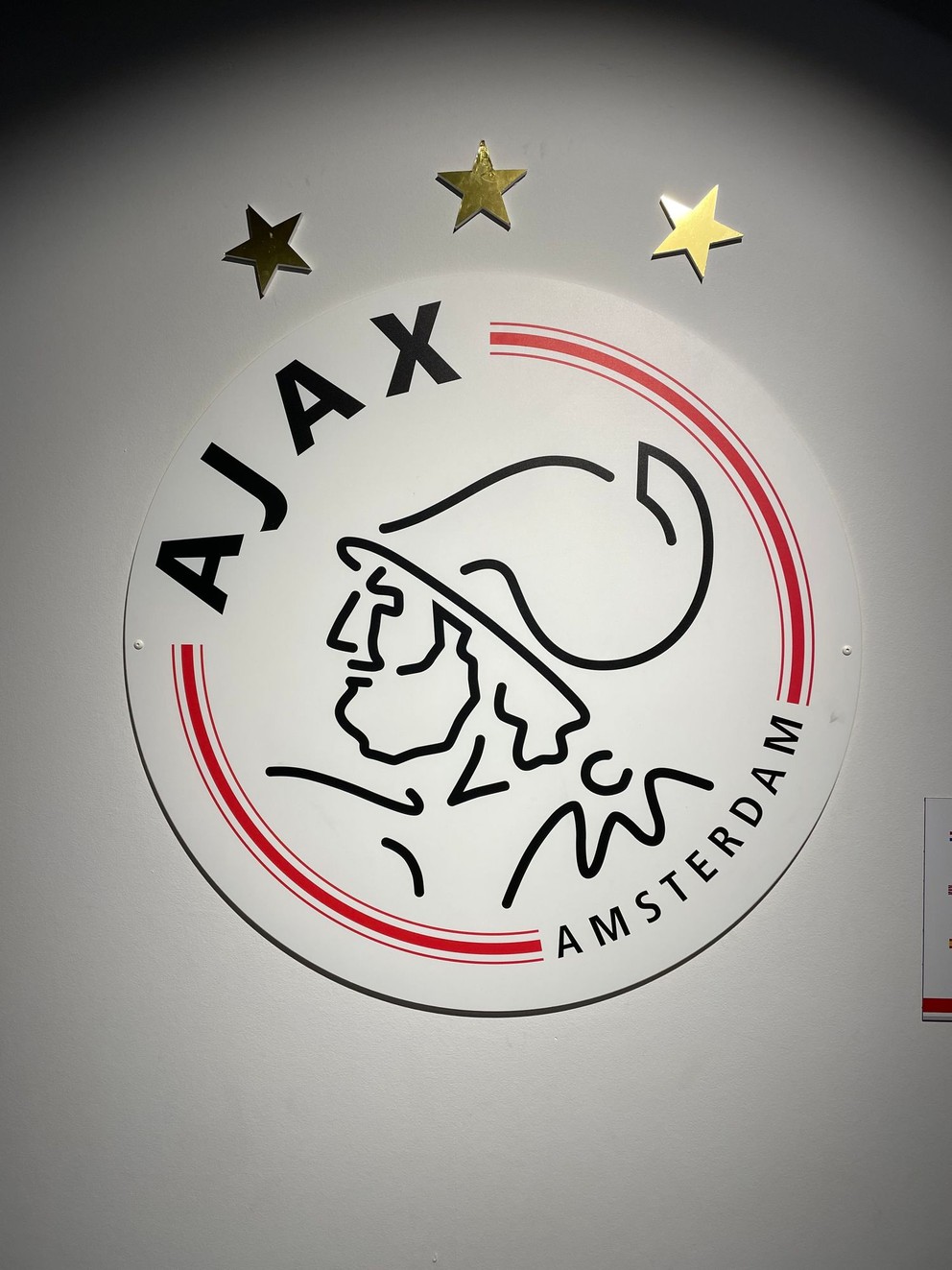 Znak Ajaxu Amsterdam na štadióne Johan Cruyff Arena.