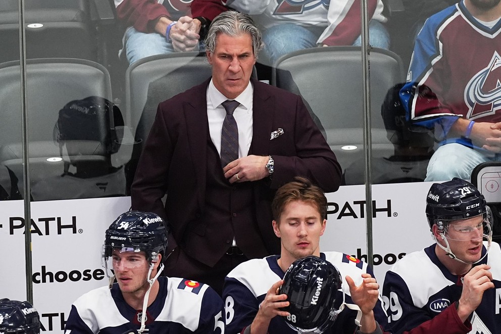 Tréner Colorado Avalanche Jared Bednar v zápase proti Winnipegu Jets.