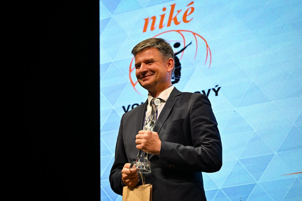 Juraj Mokrý  s cenou pre  Rozhodcu roka 2024, ktorú mu udelila Slovenská volejbalová federácia na v rámci ankety Volejbalista roka 2024.