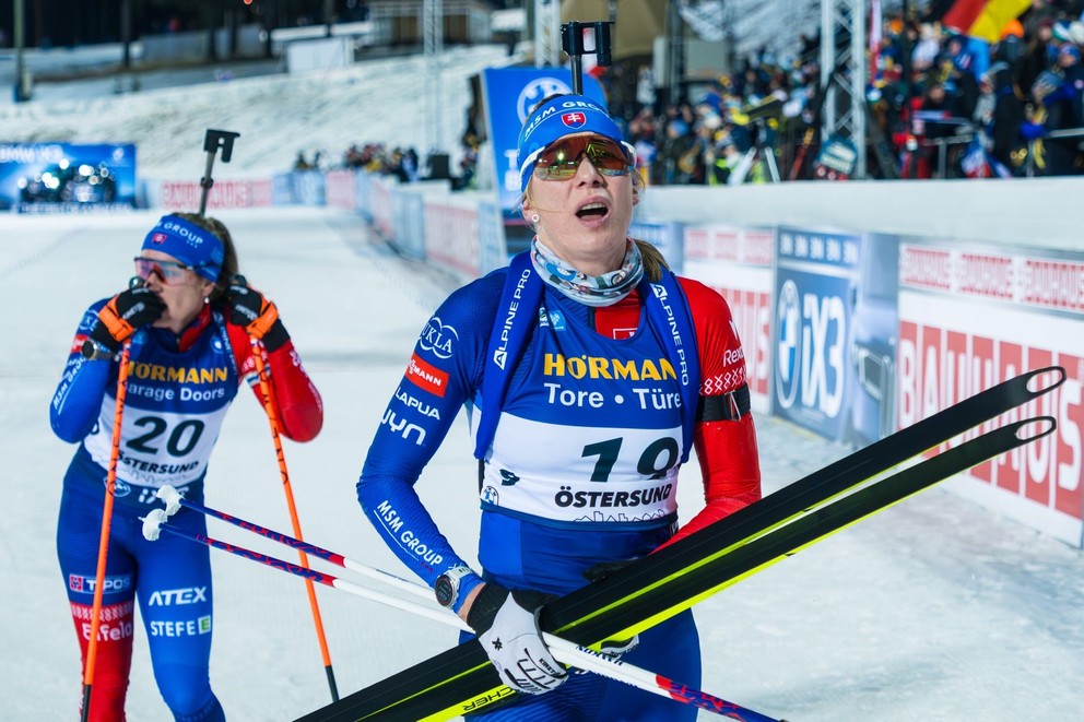 Anastasia Kuzminová (vpredu) a Paulína Bátovská Fialková (vzadu) po nevydarených vytrvalostných pretekoch.