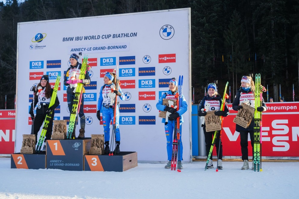 Paulína Bátovská Fialková na ceremoniáli po pretekoch šprintu v Annecy-Le Grand Bornand.