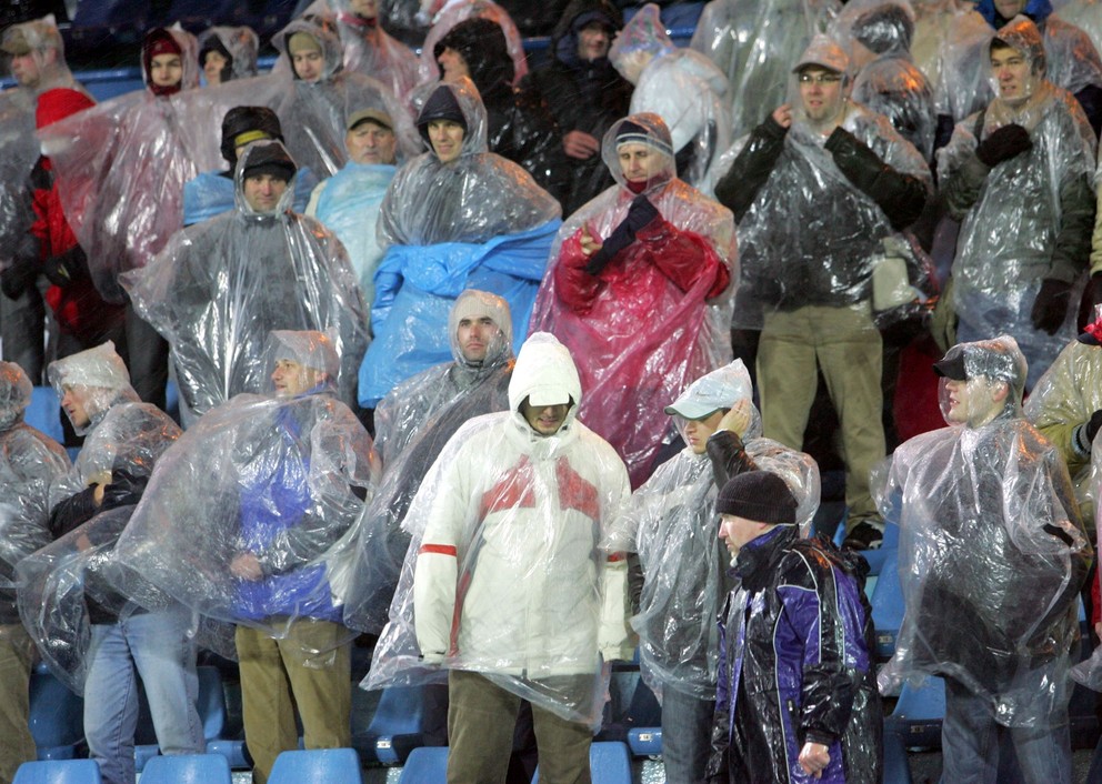 Diváci na Tehelnom poli. Petržalka vs Porto 0:0, 2005.