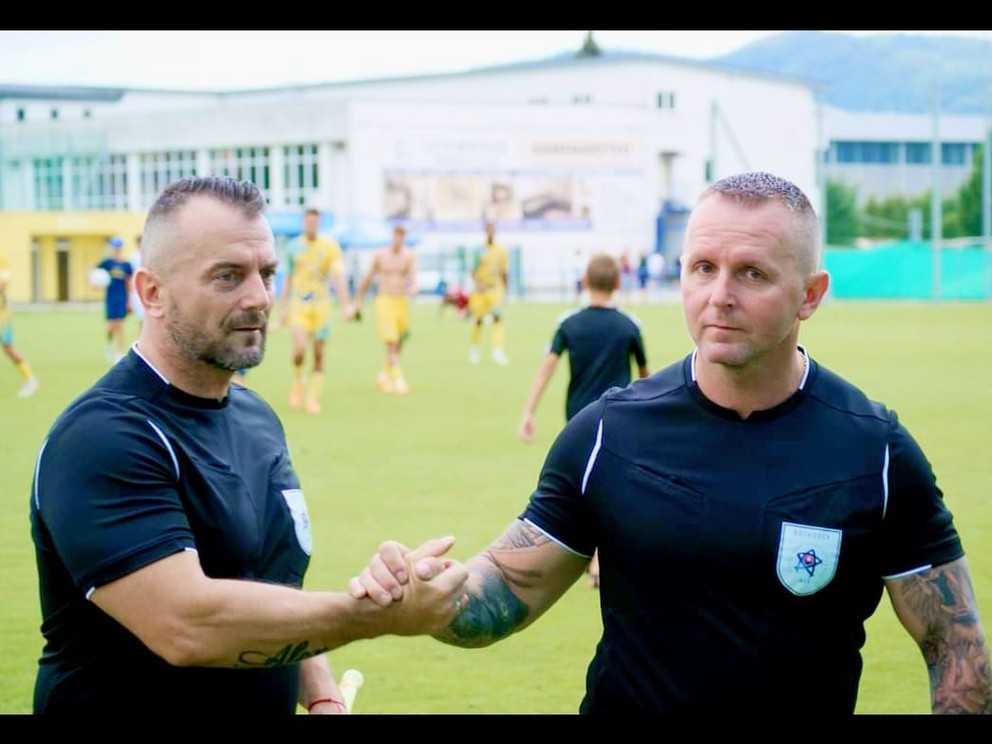 Vľavo rozhodca Ľubomír Pidanič.