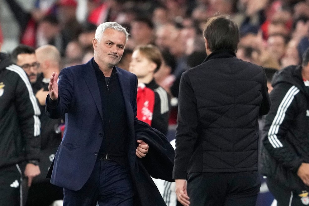Tréner Benficy José Mourinho (vľavo) a kouč Neapol Antonio Conte si podávaju ruky po zápase Ligy majstrov medzi Benficou a Neapolom.