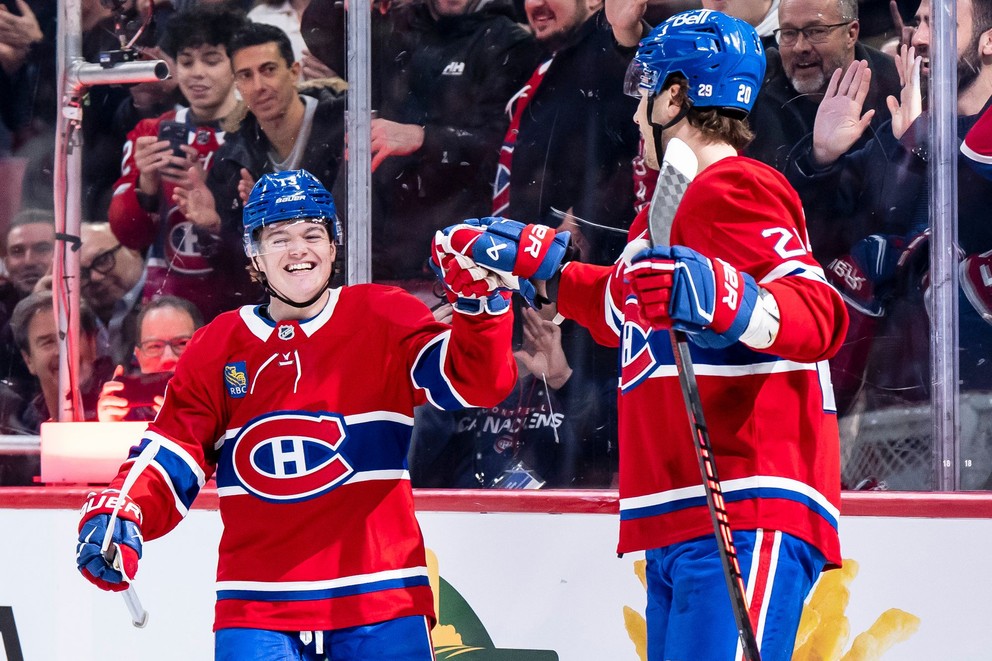 Cole Caufield a Juraj Slafkovský.