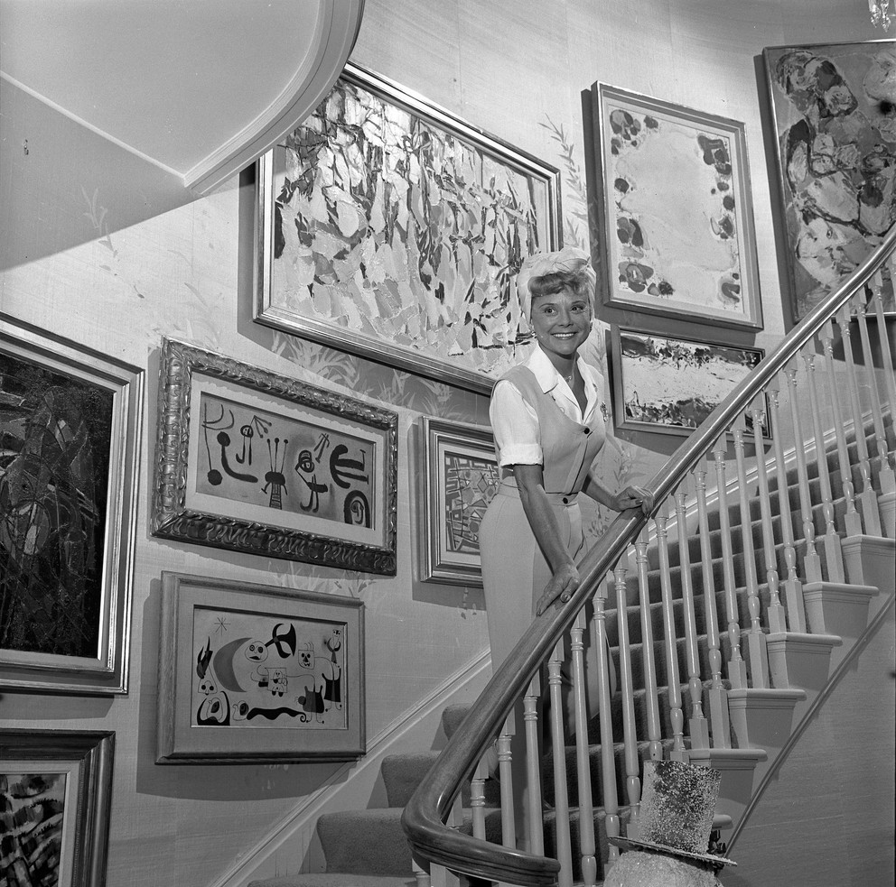 Bývalá krasokorčuliarka a herečka Sonja Henie so zbierkou obrazov v svojom dome v Los Angeles v roku 1964.