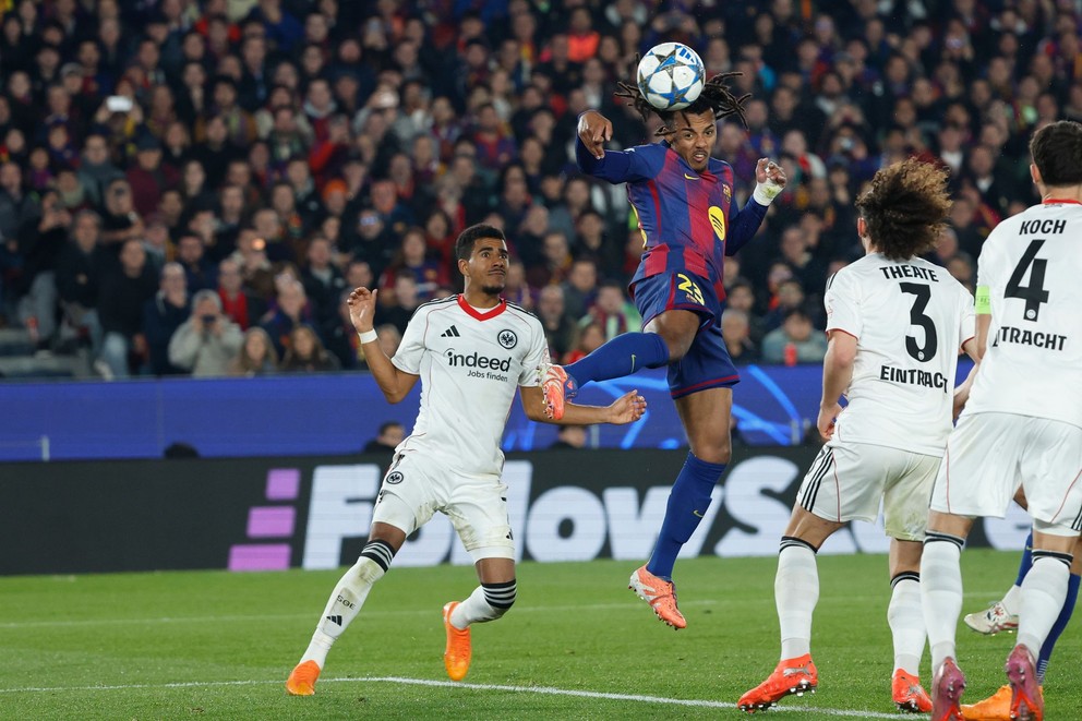 Hráč Barcelony Jules Kounde strieľa druhý gól v zápase hlavnej fázy Ligy majstrov medzi Barcelonou a Eintrachtom Frankfurt.