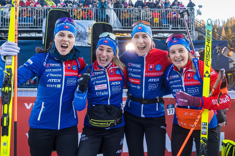 Ema Kapustová, Paulína Bátovská Fialková, Anastasia Kuzminová a Mária Remeňová sa tešia z piateho miesta v štafete žien na 4x6 km v pretekoch Svetového pohára v rakúskom Hochfilzene.