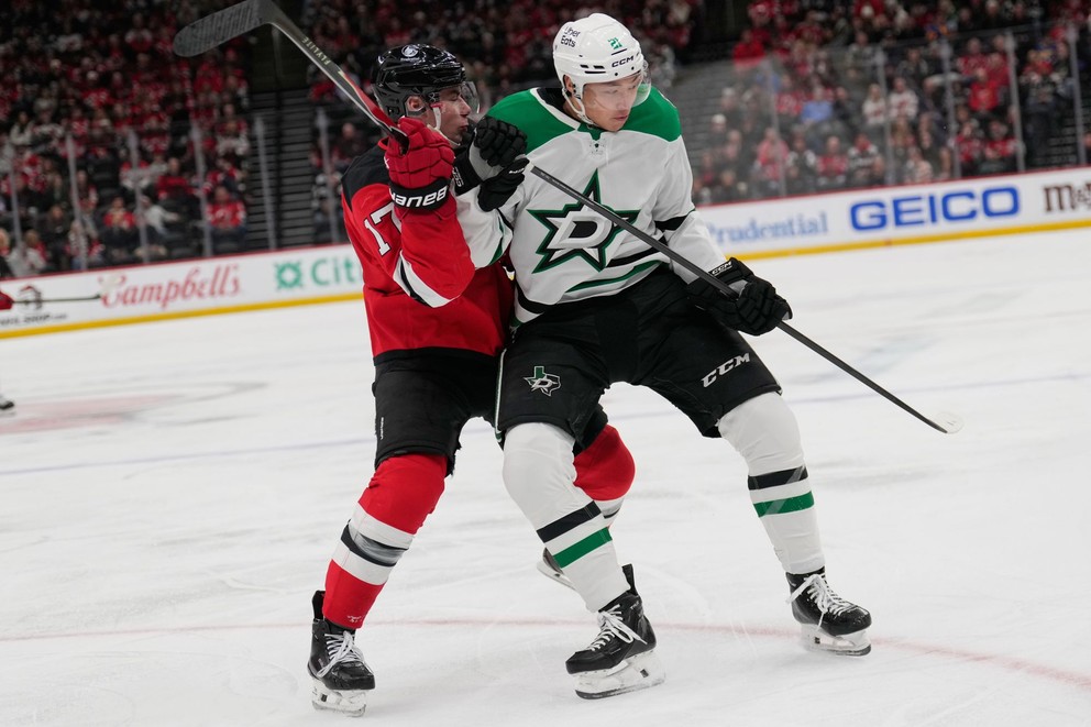 Šimon Nemec z New Jersey Devils (vľavo) a Jason Robertson z Dallas Stars (vpravo) bojujú o pozíciu počas prvej tretiny zápasu NHL.