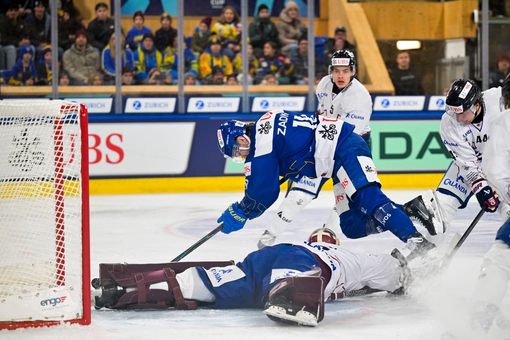 Adam Gajan v akcii počas Spengler Cupu.