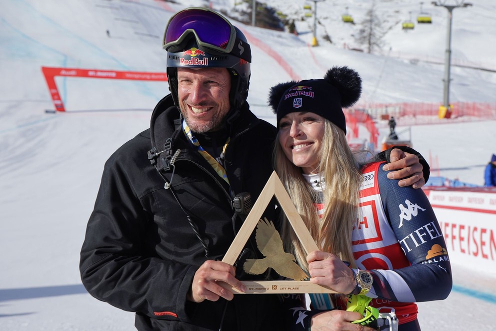 Americká lyžiarka Lindsey Vonnová a jej tréner Aksel Lund Svindal po zjazde v St. Moritzi 2025.