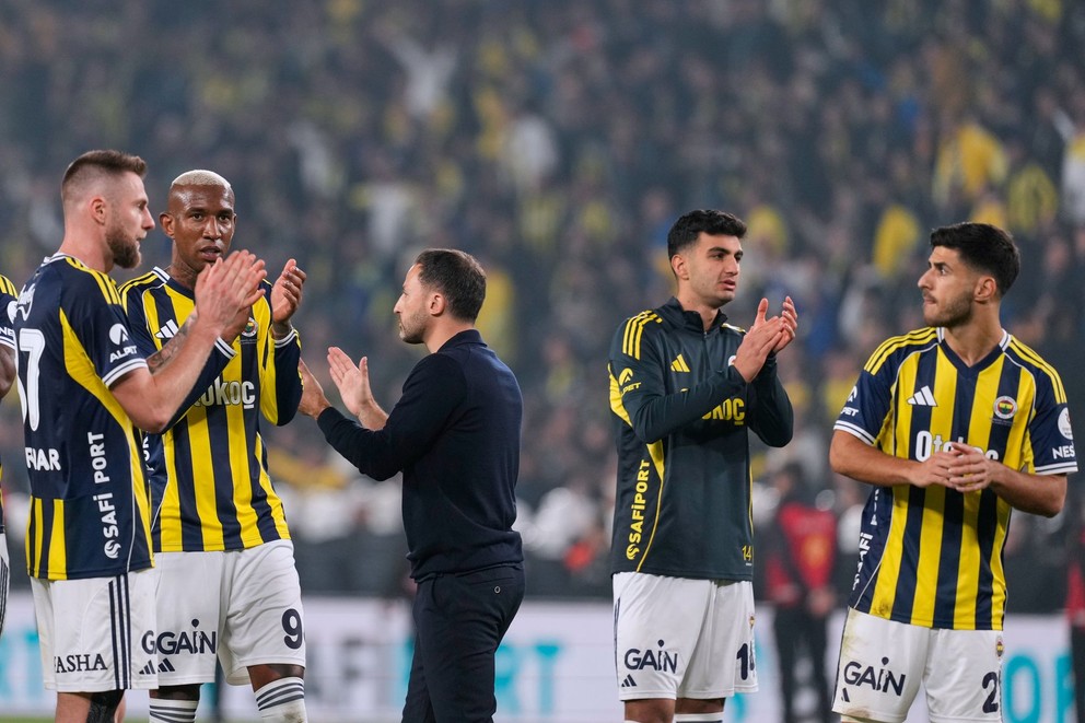 Hráči Fenerbahce, Slovák Milan Škriniar (vľavo), tlieskajú svojim fanúšikom na konci zápasu.