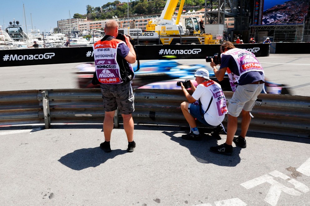 Fotograf Martin Trenkler počas Veľkej ceny Monaka F1.