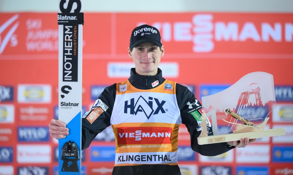 Najväčší favorit na zlato je Domen Prevc.