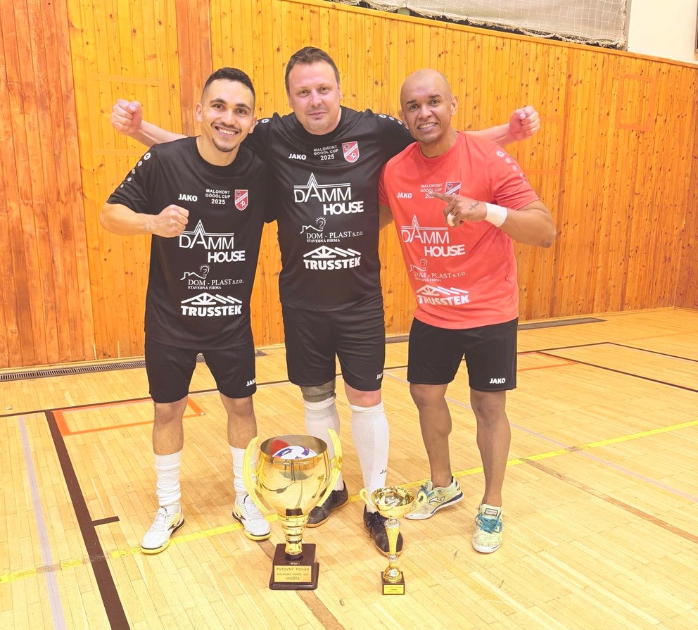 Opory družstva Damm House: v strede kapitán Roman Uhrin, zľava Brazílčan Washington, sprava jeho krajan, brankár Olinha.